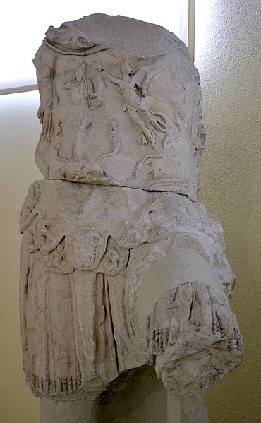 370px-torso of a colossal statue of hdrian wearing a breastplate%2c archaeological museum of piraeus%2c greece %2839623569705%29