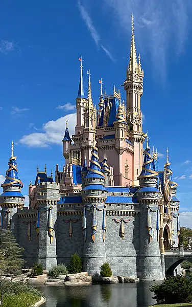 376px-cinderella castle %c3%a0 magic kingdom %28f%c3%a9vrier 2022%29