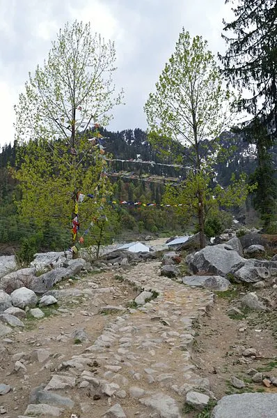 398px-pathway - anjani mahadev mandir - solang valley - kullu 2014-05-10 2563