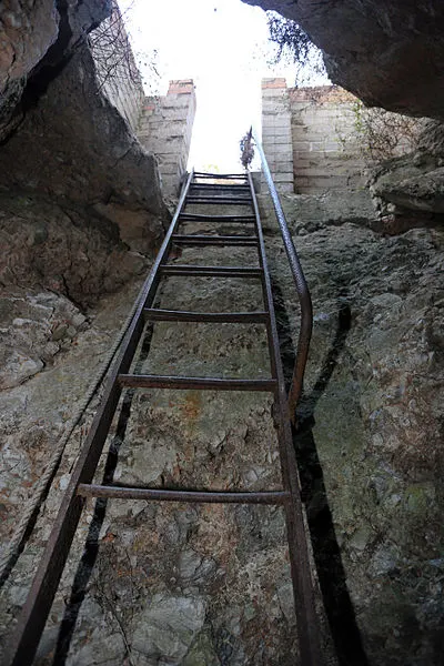 400px-ladder leading to camp bay cave%2c parson%27s lodge%2c gibraltar 01