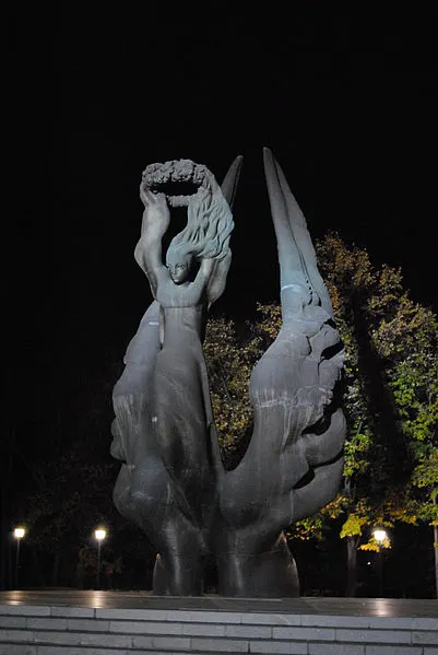 401px-the unification monument nightly%2c plovdiv%2c bulgaria 2