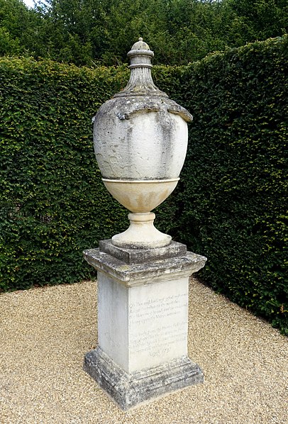 406px-garden urn - audley end house - essex%2c england - dsc09439