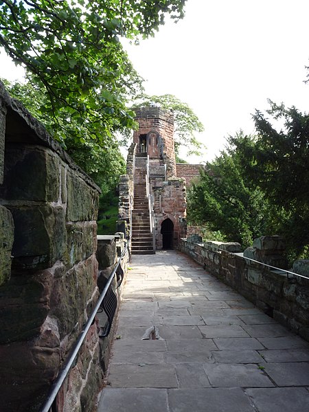 450px-chester city walls - spur wall and bonewaldesthorne%27s tower 01