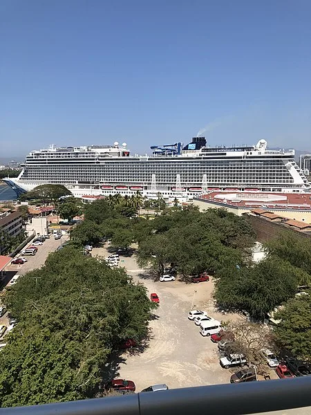 450px-cruise ship in puerto vallarta