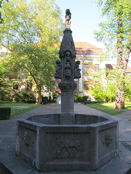 450px-fountain%2c ethnographic museum in pozna%c5%84 1a