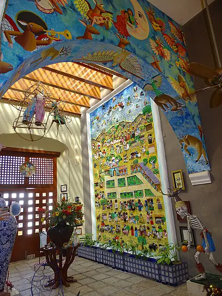 450px-hallway with folk art - casa de los venados - valladolid - yucatan - mexico