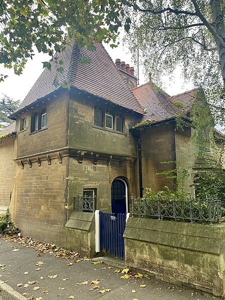 450px-lodge to the oxford university museum of natural history%2c parks road%2c oxford%2c october 2021 02