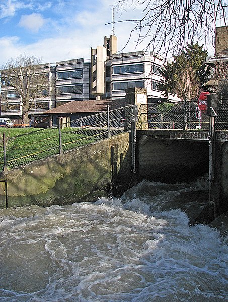 453px-the sluice above mill lane %28geograph 3846473%29