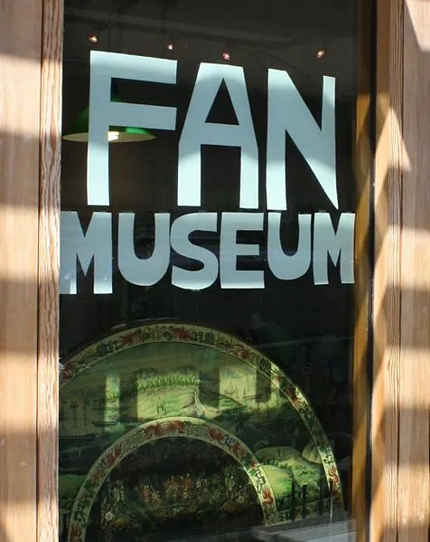476px-handfanmuseumsign