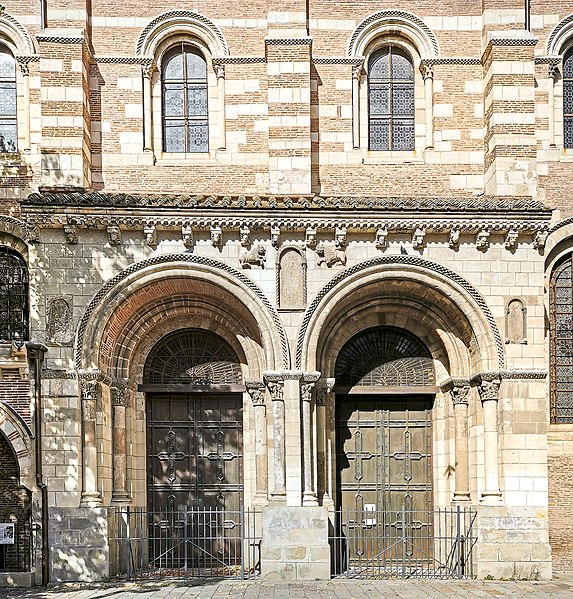 573px-31 - toulouse - basilique saint-sernin - porte des comtes