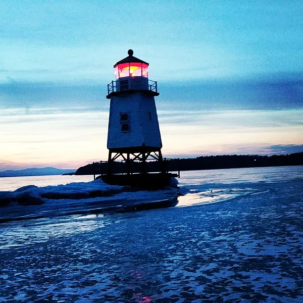 600px-burlington breakwater north light