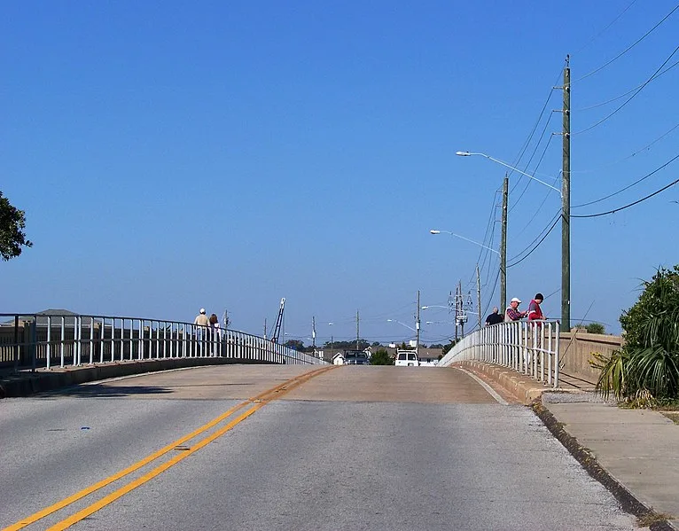 766px-bridge to harbor island - panoramio