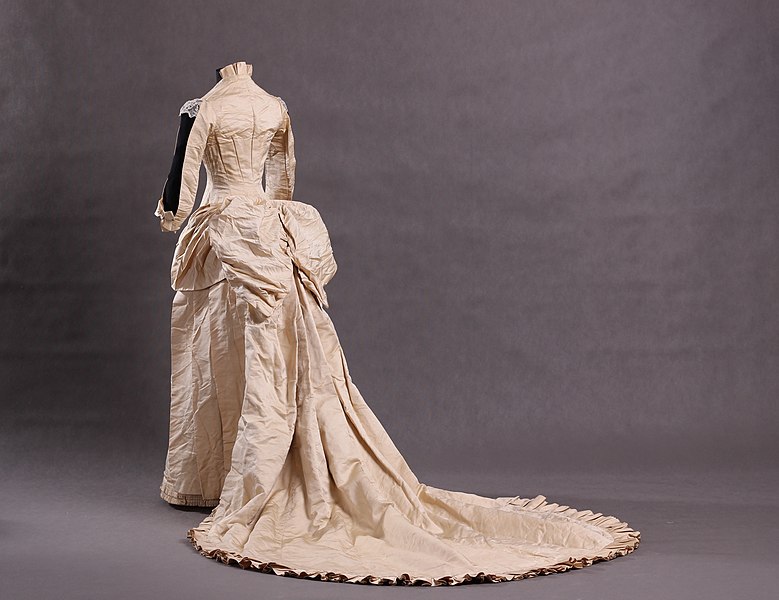 779px-b.altmann%26co wedding dress 1880s back