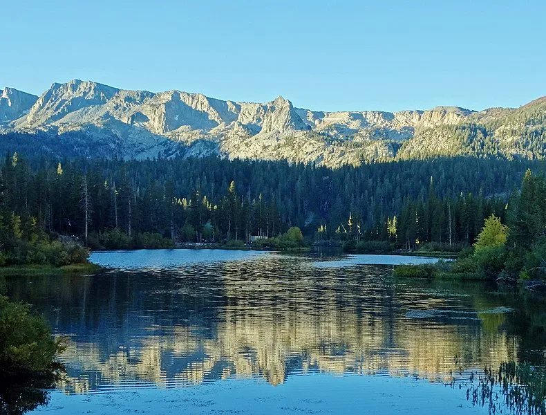 790px-first light on twin lakes%2c mammoth lakes%2c ca 9-16 %2829840800740%29