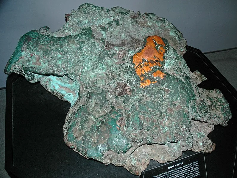 796px-glacial copper boulder %28mesoproterozoic%2c 1.05-1.06 ga%3b near houghton%2c keweenaw peninsula%2c michigan%2c usa%29 %2817269890716%29