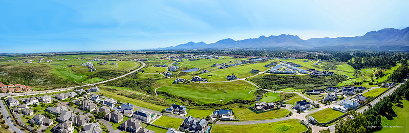 799px-outeniqua mountains backdrop to the kingswood golf estate in george