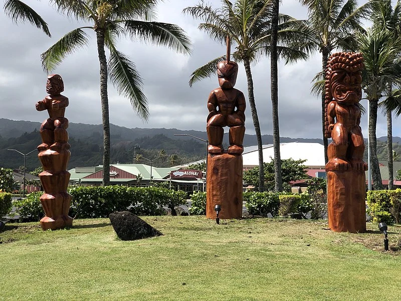 800px-2021-10-06 11 29 56 hawaiian tikis at the polynesian cultural center in laie%2c oahu%2c hawaii