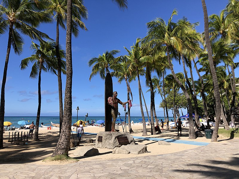 800px-2021-10-12 09 24 49 view west toward the beach just east of the duke paoa kahanamoku statue in waikiki%2c honolulu%2c oahu%2c hawaii