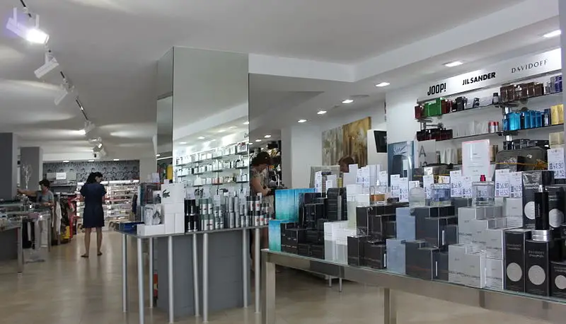 800px-301 perfumery and drugstore in cala millor