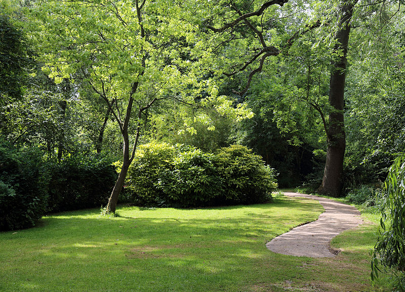 800px-a garden path and lawn gibberd garden essex england