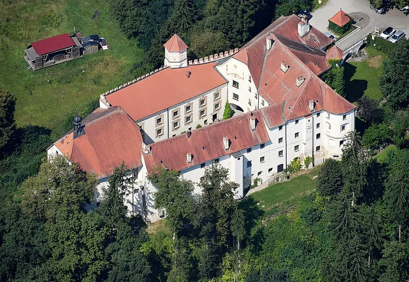 800px-aerial image of the schloss ortenburg %28view from the southeast%29