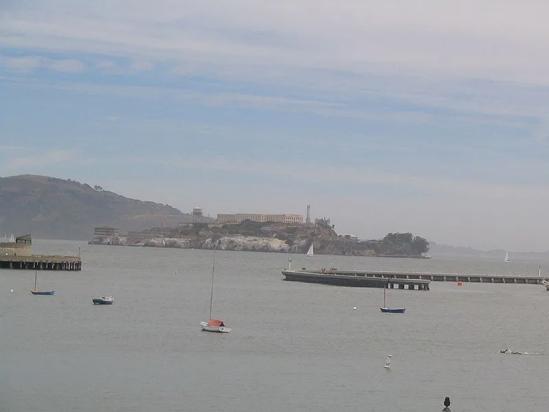 800px-alcatraz island from san francisco maritime national historical park%2c san francisco%2c california %2893201052%29