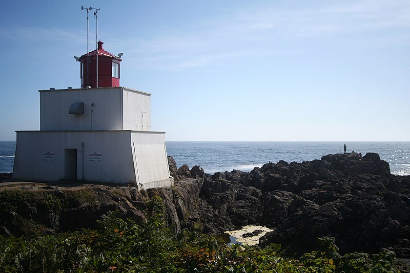 800px-amphitrite point lighthouse%2c ucluelet %2815311465068%29