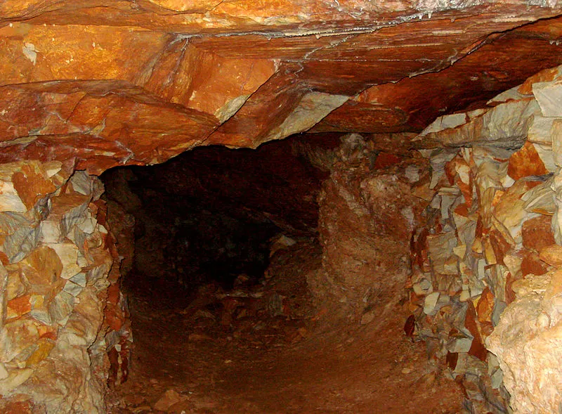800px-ancient quarry%2c paros%2c greece