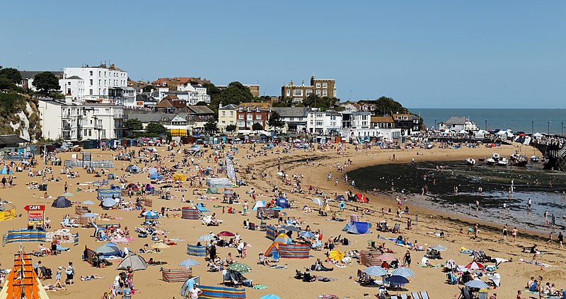 800px-bay at broadstairs kent england
