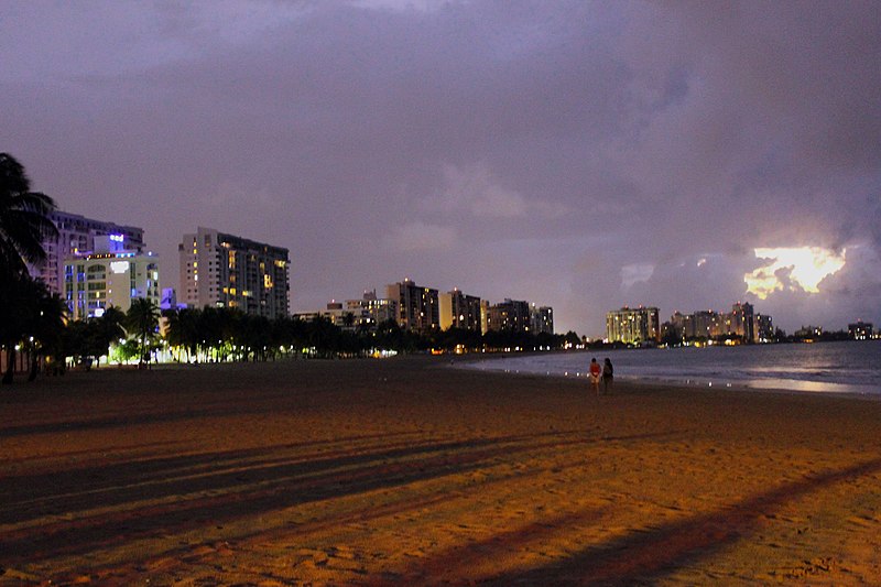 800px-beach in isla verde%2c puerto rico at night