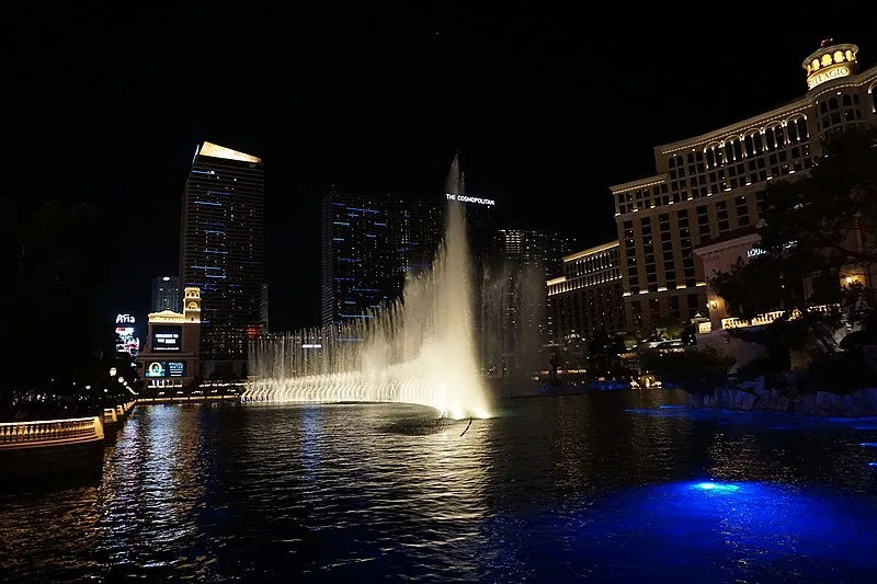 800px-bellagio fountains at night%2c las vegas%2c nevada - 43393559364