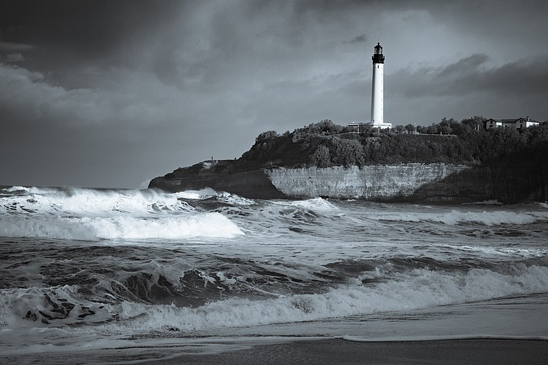 800px-biarritz lighthouse