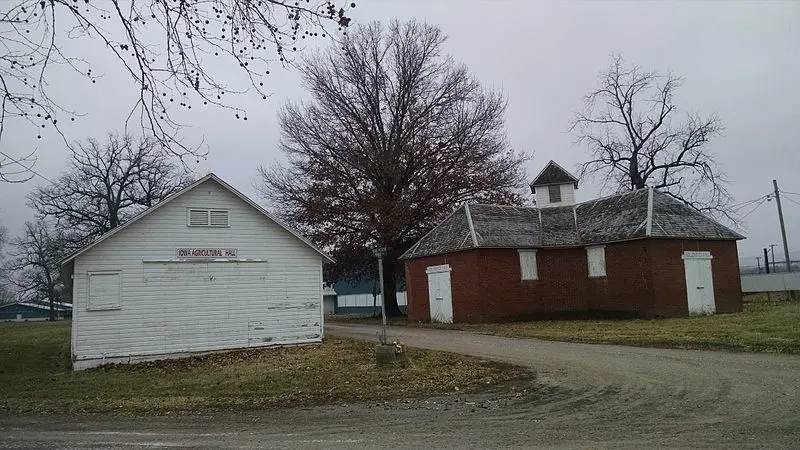 800px-big 4 fair art hall wapello county iowa