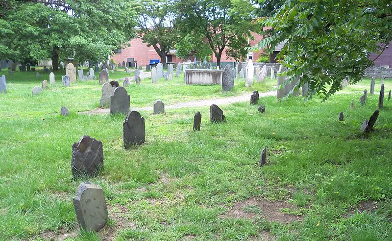 800px-burying point cemetery salem 6