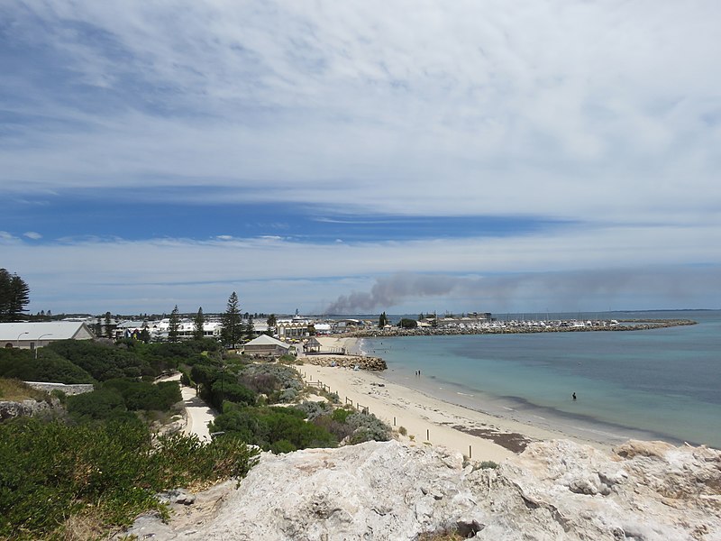 800px-bushfire smoke over kwinana%2c seen from fremantle%2c western australia%2c january 2021 02