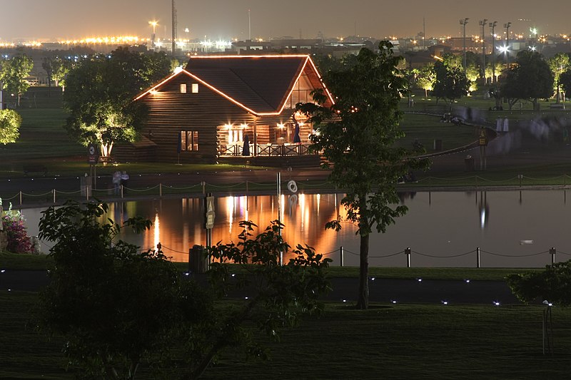 800px-cafe in aspire park overlooking the lake