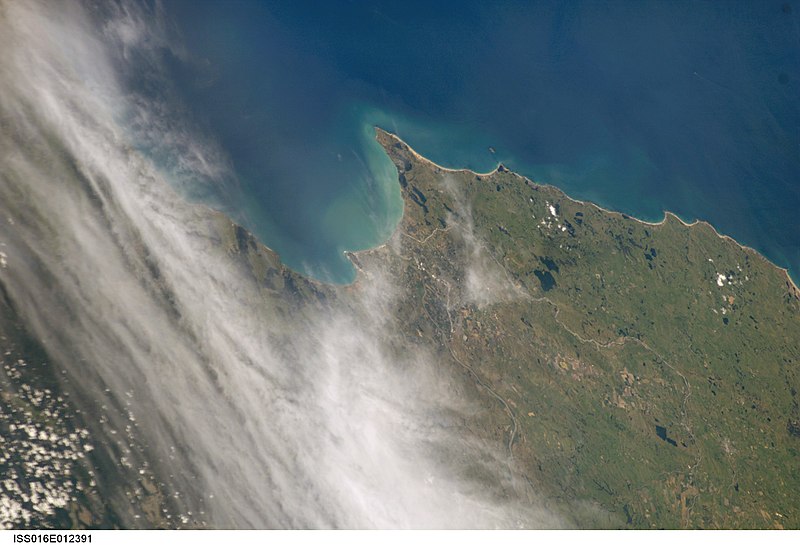 800px-cape kidnappers and hawke bay%2c new zealand%2c looking northeast %28iss016-e-12391%29