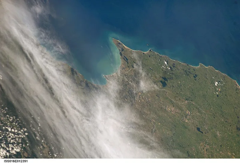 800px-cape kidnappers and hawke bay%2c new zealand%2c looking northeast %28iss016-e-12391%29