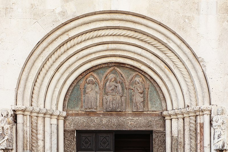 800px-cathedral of st. anastasia in zadar 05
