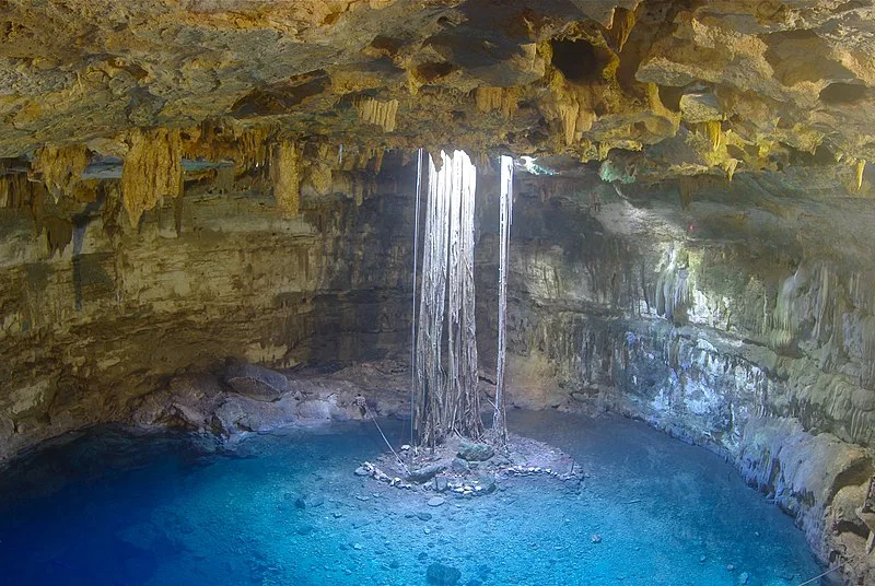 800px-cenote dzitnup%2c yucatan 2010