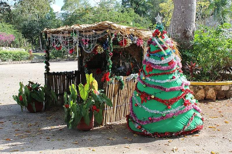 800px-cenote ik kil%2c yucatan%2c dec 2011 - navidad