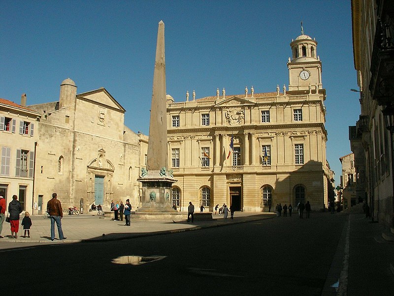 800px-chapelle sainte-anne%2c ob%c3%a9lisque%2c h%c3%b4tel de ville%2c tour de l%27horloge %28arles%29