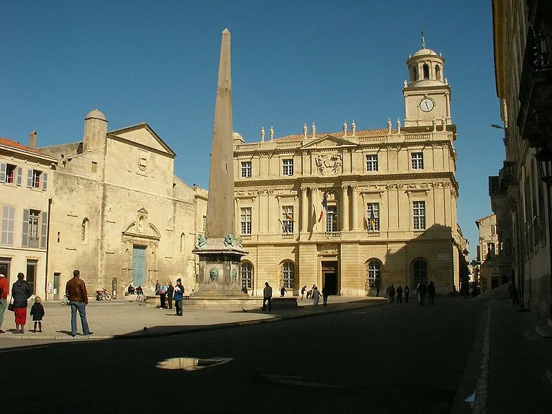 800px-chapelle sainte-anne%2c ob%c3%a9lisque%2c h%c3%b4tel de ville%2c tour de l%27horloge %28arles%29