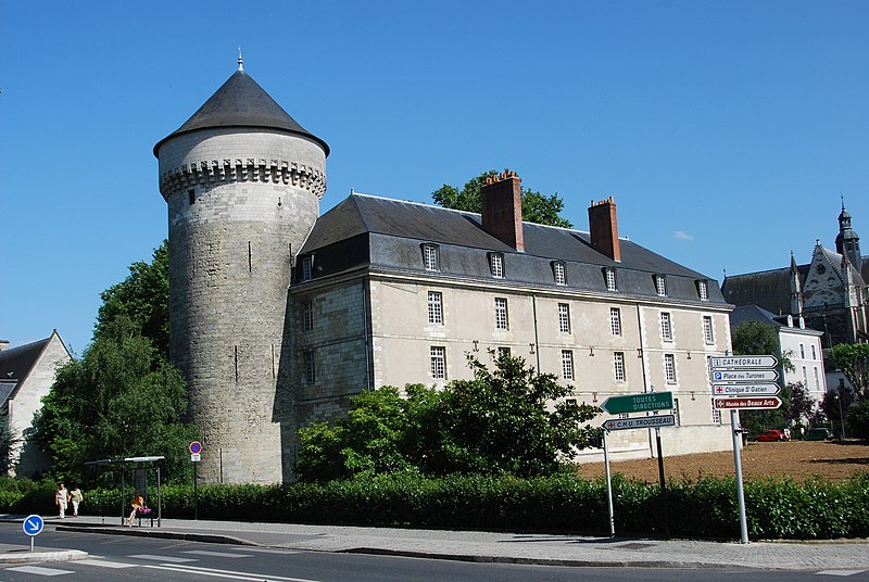 800px-chateau de tours 2