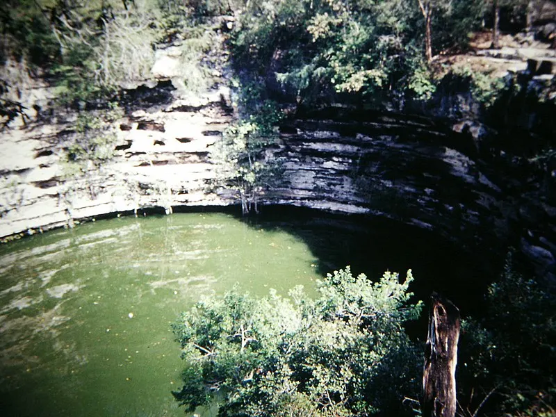 800px-chichen itza sacred cenote %26 site of human sacrifice %289783240044%29