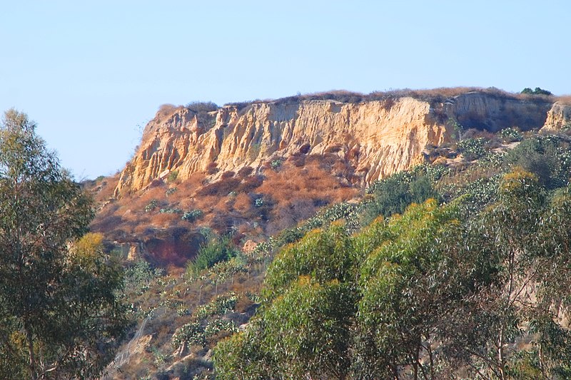 800px-cliffs in coyote hills%2c fullerton%2c ca%2c seen from ralph b. clark park