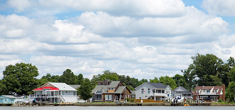 800px-colonial beach waterfront