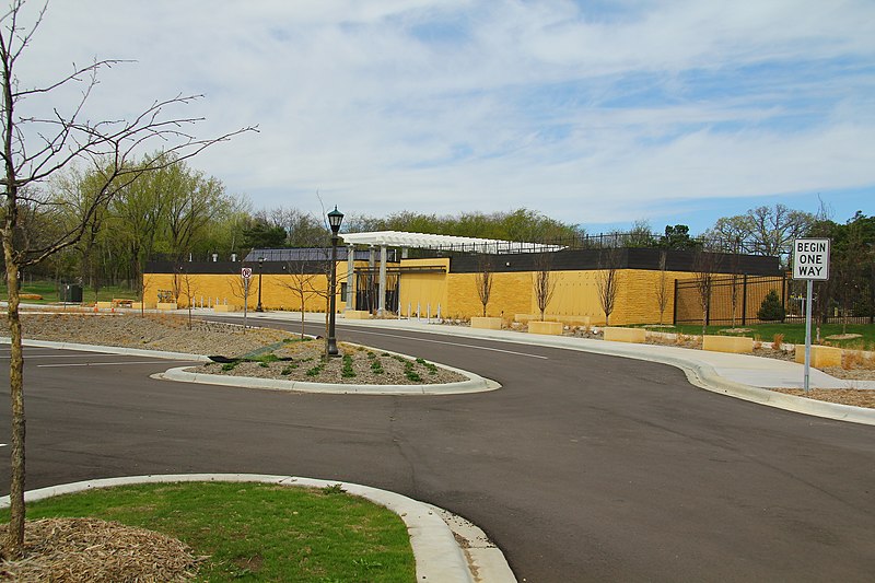 800px-como regional park pool entrance in 2012