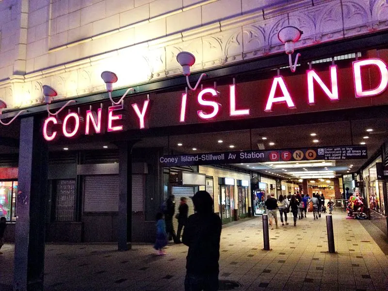 800px-coney island main entrance vc