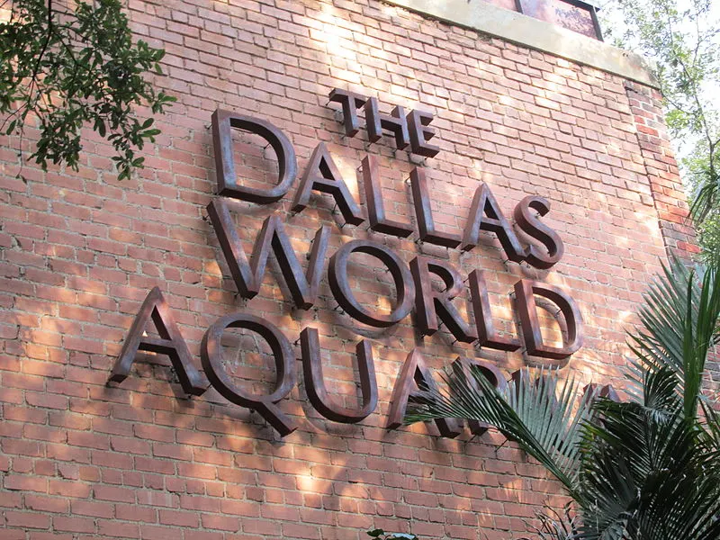 800px-dallas world aquarium sign